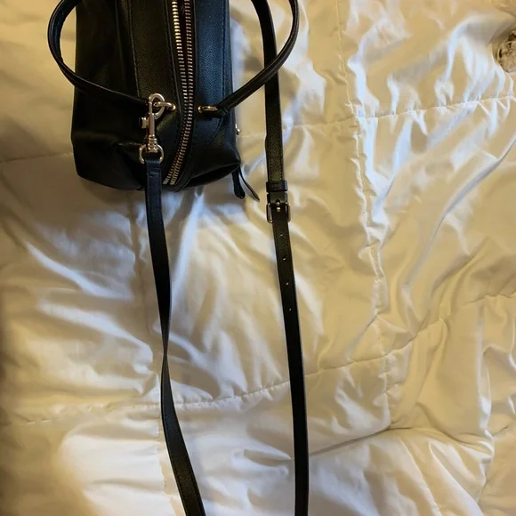 NWOT Small genuine leather HENRI BENDEL black shoulder bag/ purse gold hardware - Picture 3 of 13